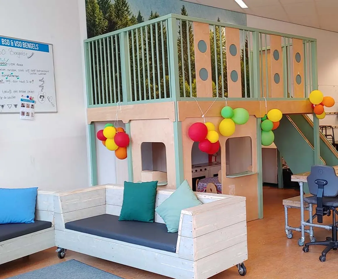 Speelhuisje in de woonkamer bij BSO Woerden Bengels van kinderopvang Kind&co ludens