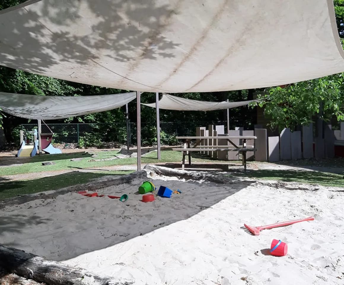 Buitenruimte met zandbak bij Kinderdagverblijf Zeist Sam Sam van kinderopvang Kind&co ludens