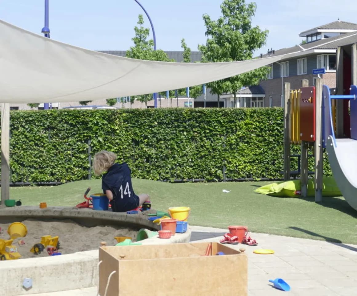 De zandbak in de tuin van buitenschoolse opvang het Palet, kinderopvang Kind&co Ludens