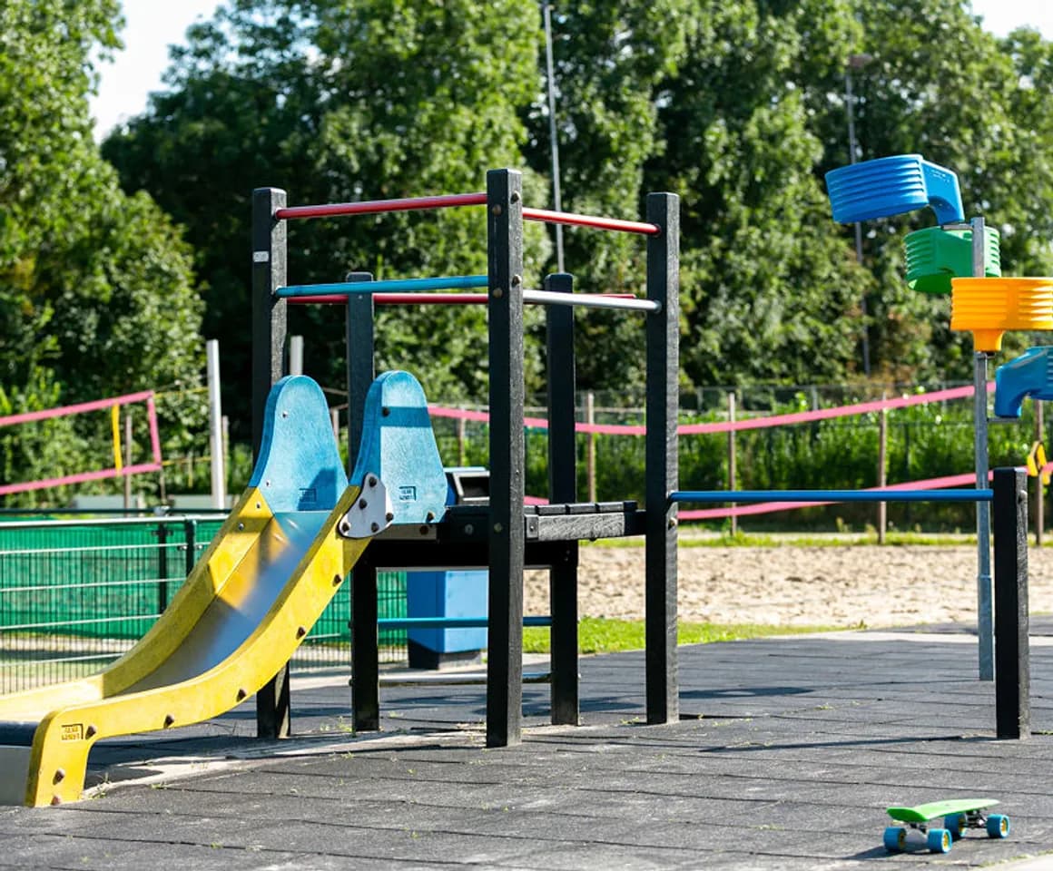 Het klimrek op het speelplein buiten van buitenschoolse opvang Vinken, kinderopvang Kind&co ludens