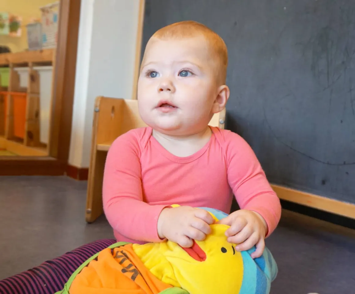 Kind met Puk bij Kinderdagverblijf Woerden Boomgaard van kinderopvang Kind&co ludens