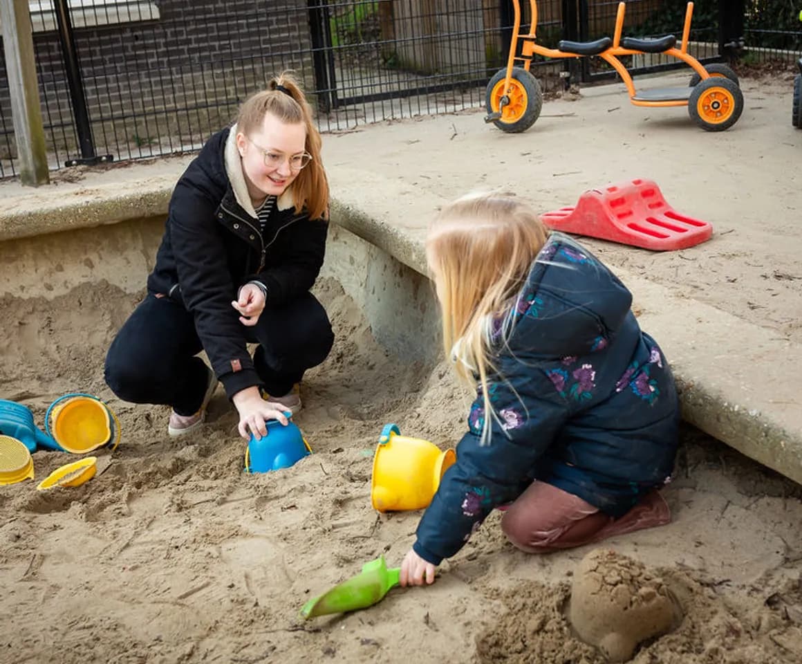 Buiten in de zandbak bij Peuteropvang De Meern van kinderopvang Kind&co ludens