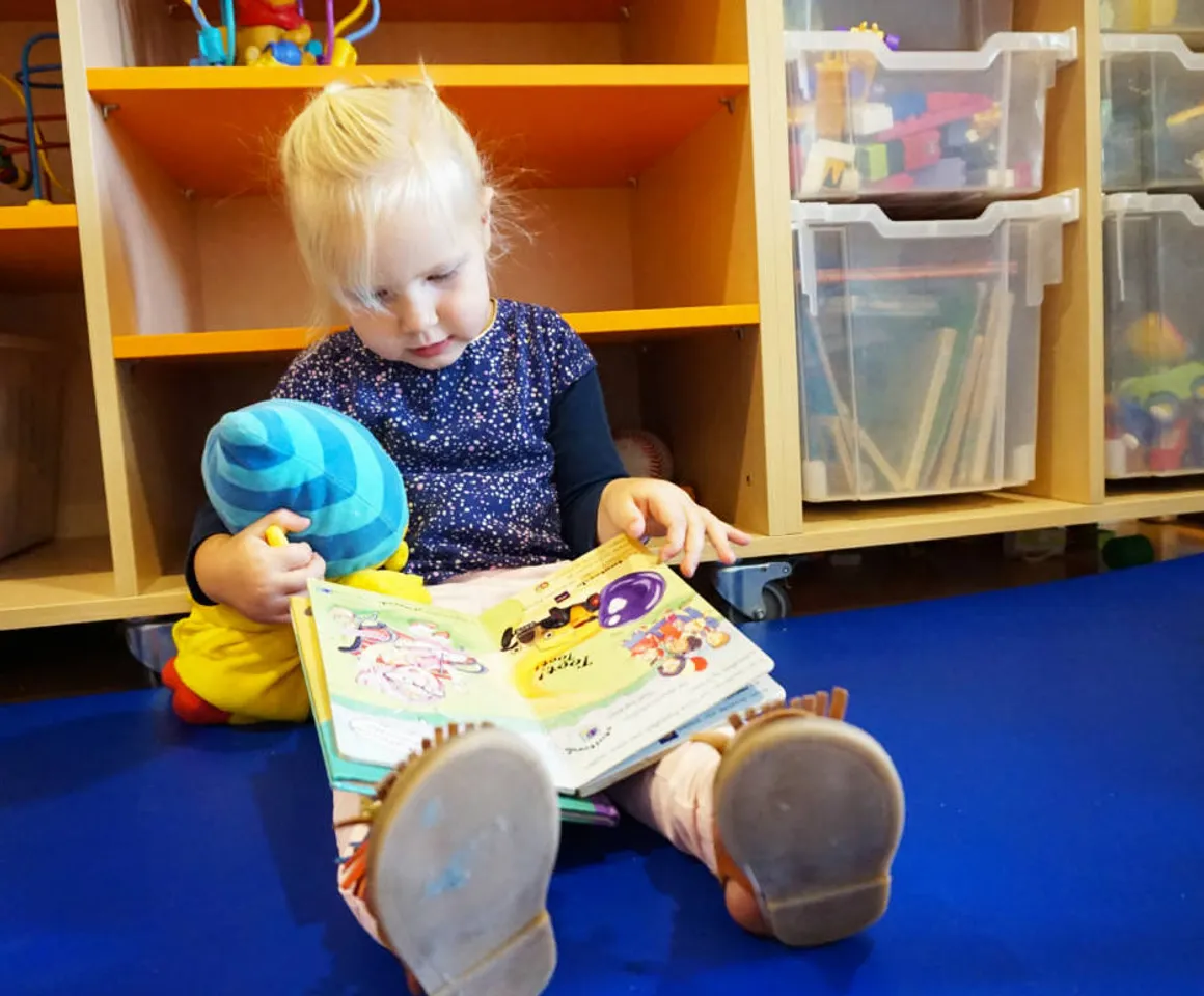 Kind met boek bij Kinderdagverblijf Weesp Speelrijk van kinderopvang Kind&co ludens