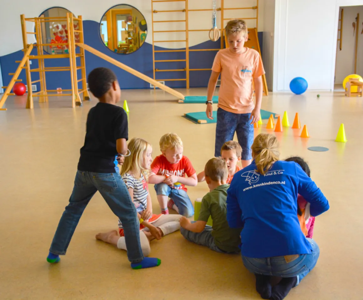 Kinderen spelen in de gymzaal bij buitenschoolse opvang fontein van kinderopvang Kind&co Ludens