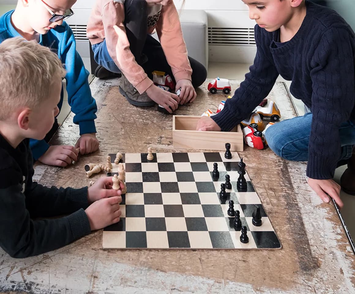 Kinderen schaken bij buitenschoolse opvang de Fonkeling, kinderopvang Kind&co ludens