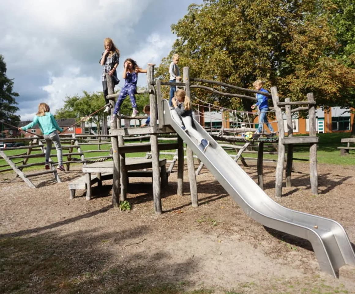 Spelen en klimmen in de speeltuin bij buitenschoolse opvang Ridderhof, kinderopvang Kind&co ludens