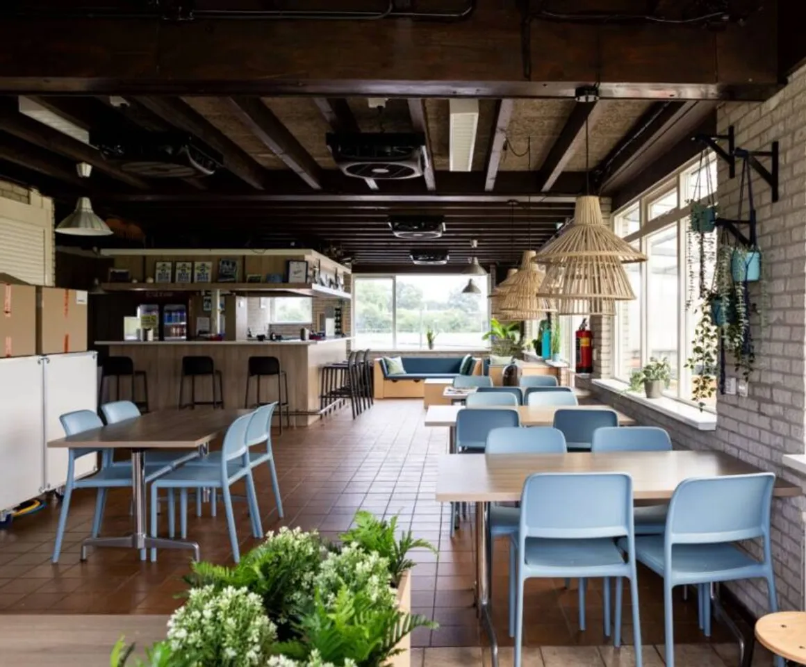 De groepsruimte, kantine van een sportvereniging, bij buitenschoolse opvang Homerun, Kind&co ludens