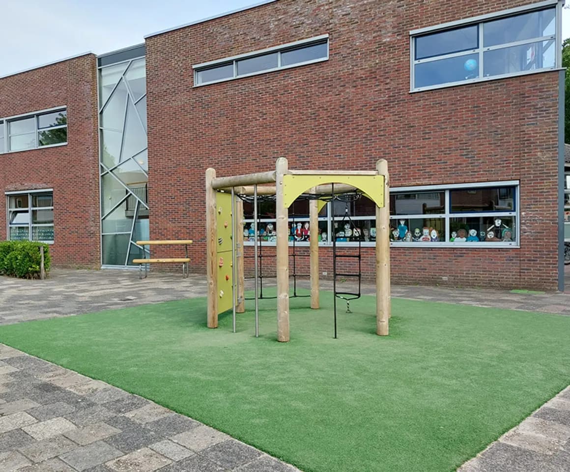 Buitenruimte met gebouw van BSO Woerden Keerkring van kinderopvang Kind&co ludens