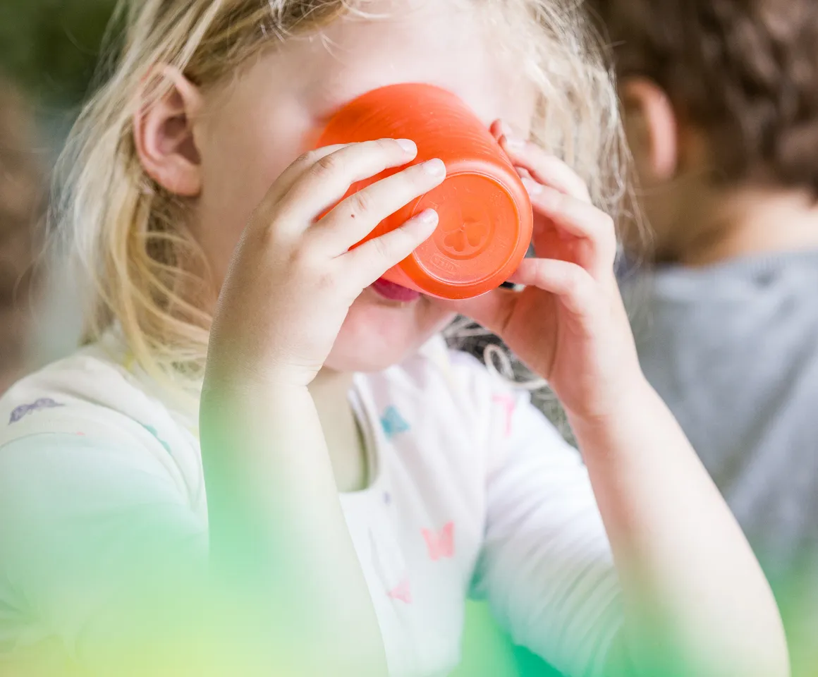 Kind is aan het drinken bij BSO Utrecht Rootz van kinderopvang Kind&co ludens