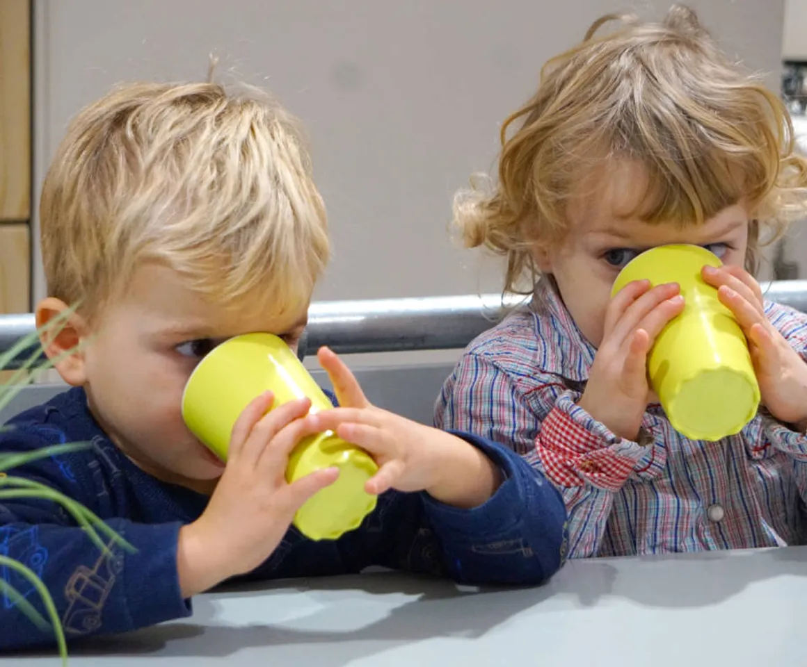 Kinderen drinken aan tafel bij Kinderdagverblijf Zeist Kerckebosch van kinderopvang Kind&co ludens