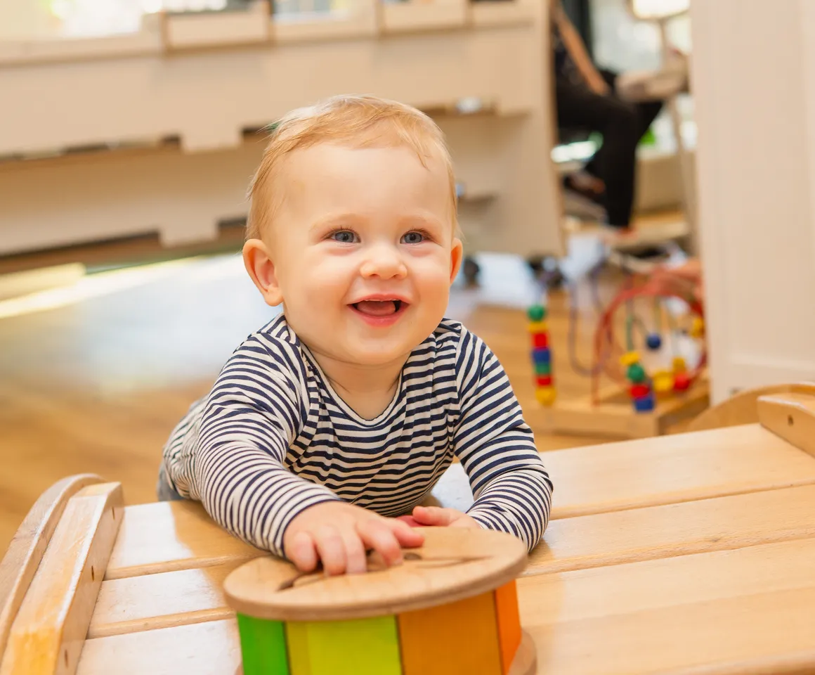 Kind klimt op speeltoestel bij kinderopvang Kind&co ludens