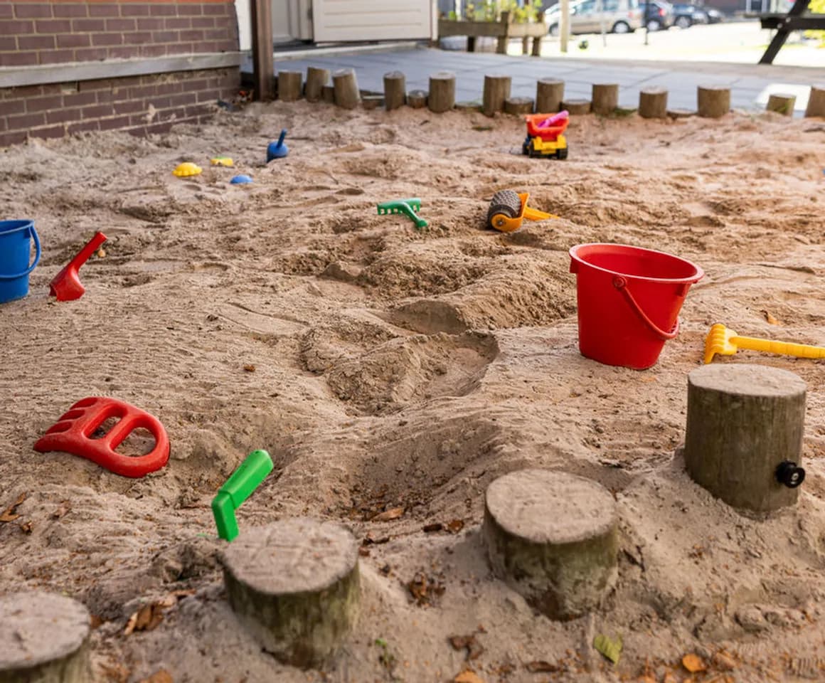 De grote zandbak bij kinderdagverblijf Vinkenrijk, kinderopvang Kind&co ludens