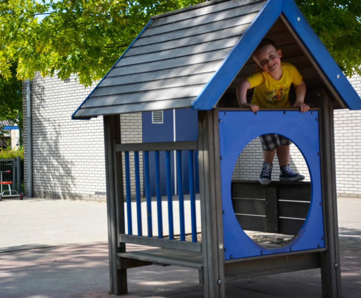 Kinderen spelen buiten bij buitenschoolse opvang wereldwijs van kinderopvang Kind&co ludens