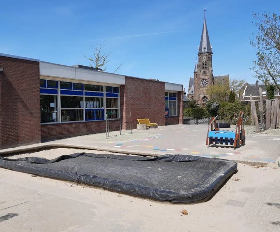 Gebouw en buitenruimte van Peuteropvang De Bron Reeuwijk bij kinderopvang Kind&co ludens