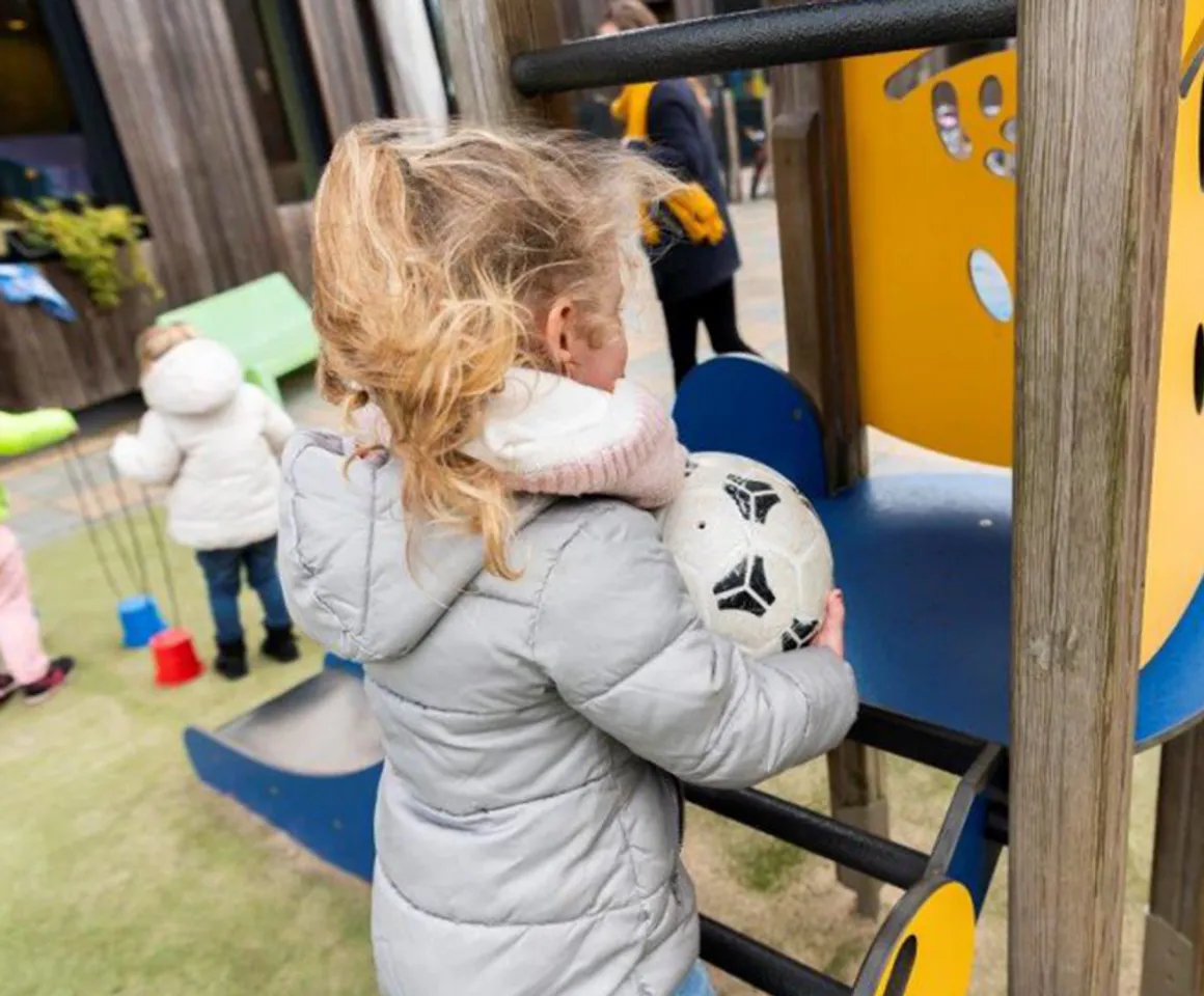 Kind speelt buiten op speeltoestel bij peuteropvang Bilthoven Theresia van kinderopvang Kind&co ludens