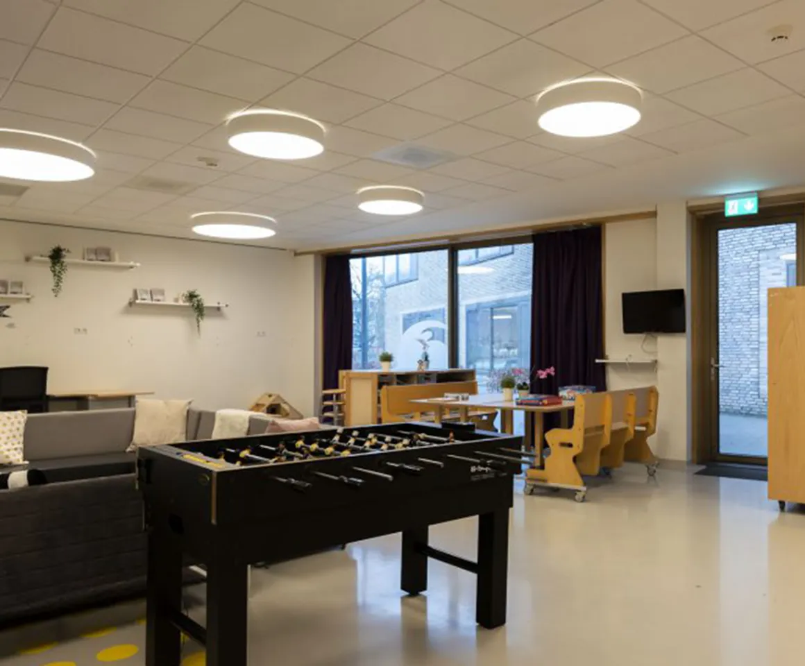 De groepsruimte met een tafelvoetbalspel bij BSO Steenarend Bilthoven van kinderopvang Kind&co ludens