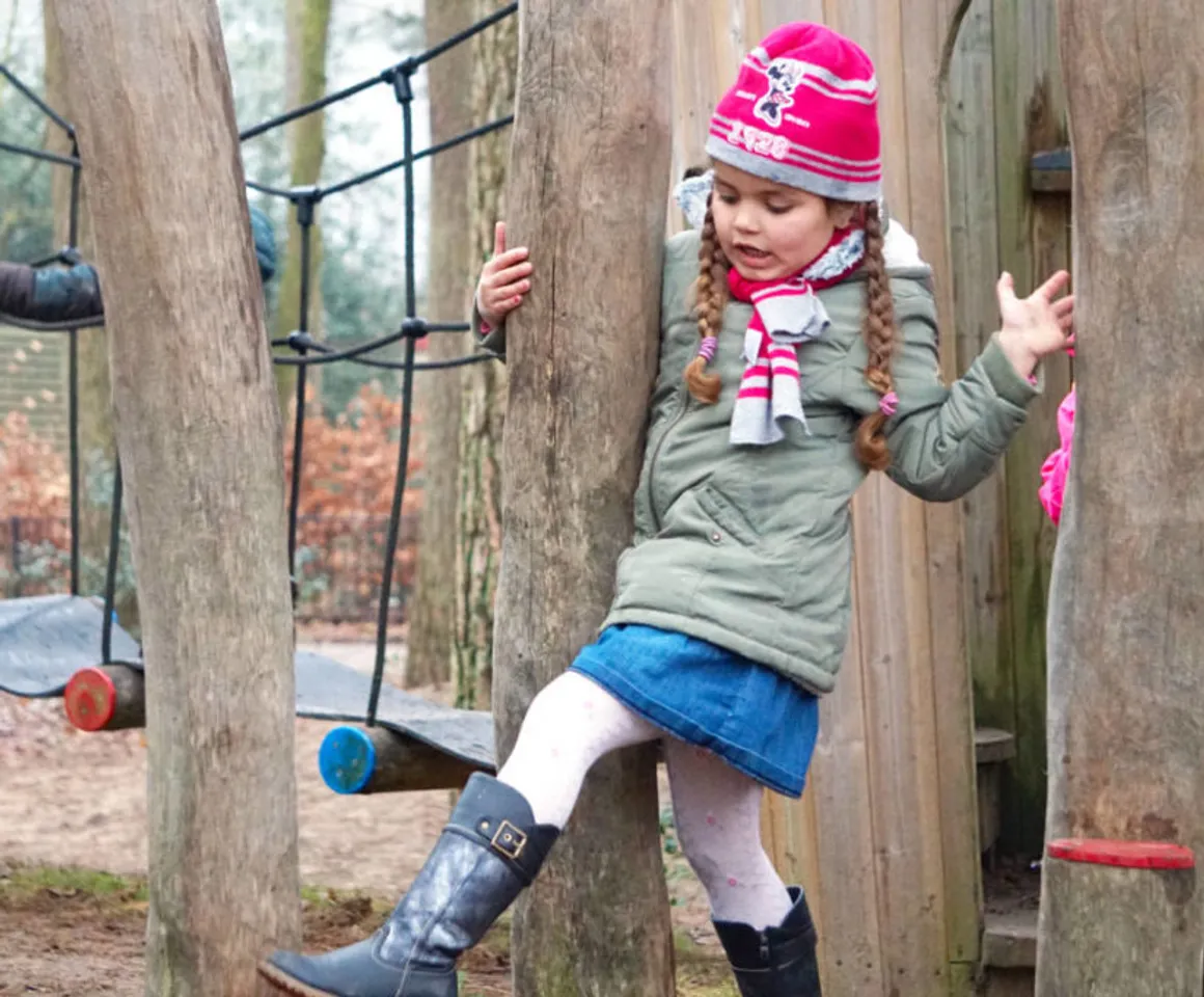 Kind speelt op buitenspeeltoestel bij Buitenschoolse opvang Zeist Kerckebosch van kinderopvang Kind&co ludens