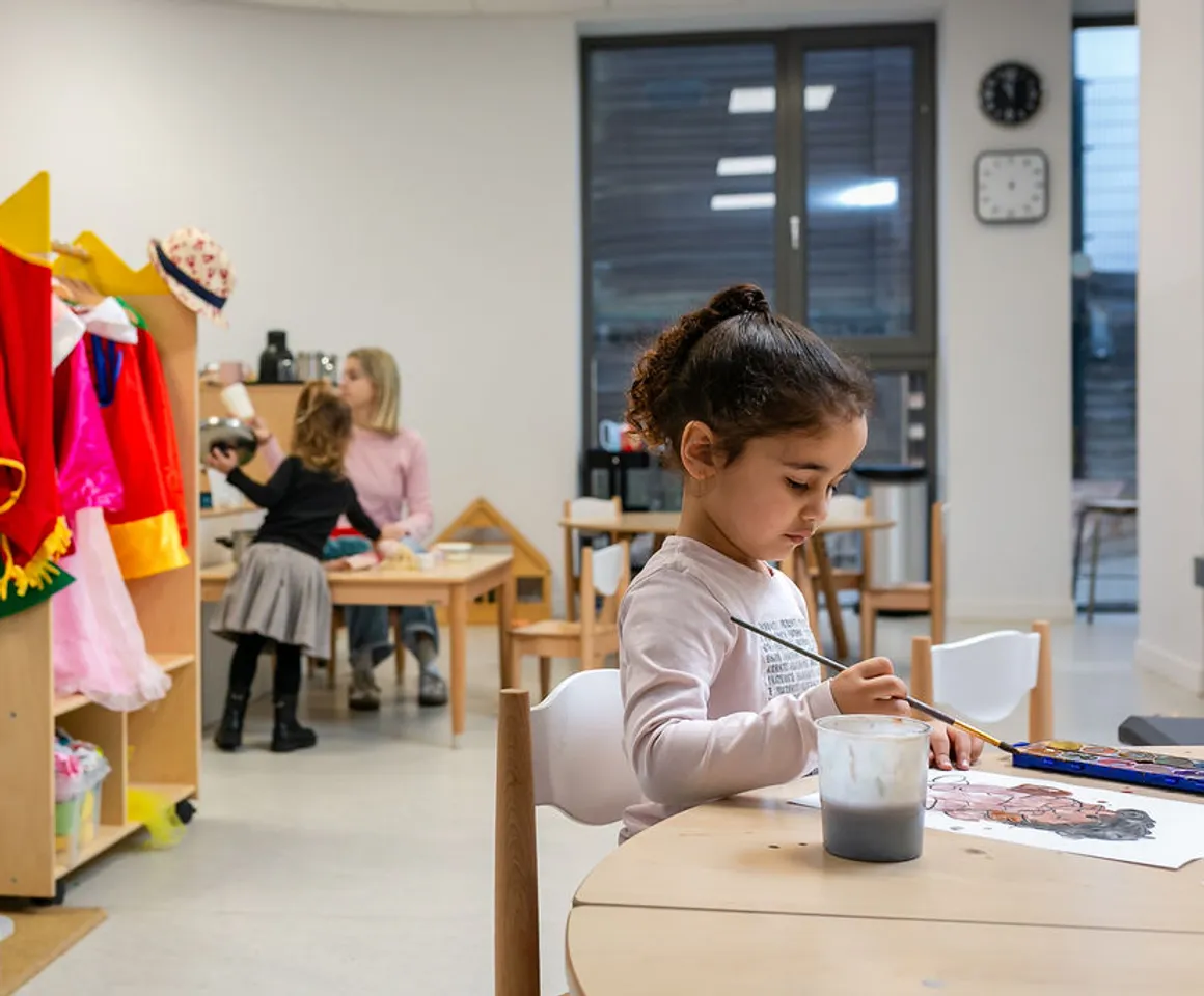 Kinderen aan het spelen en verven bij Peuteropvang Boemerang Utrecht van kinderopvang Kind&co ludens