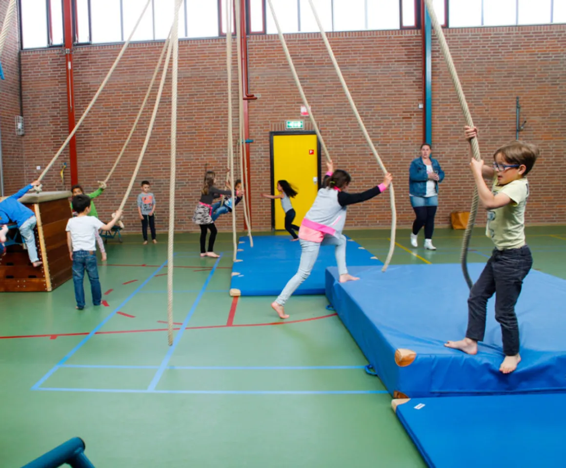 Kinderen doen mee met een gymles bij buitenschoolse opvang Bever van kinderopvang Kind&co Ludens