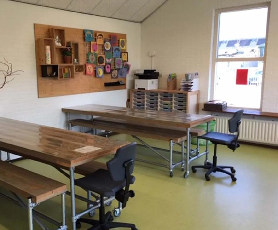De eettafels en postvakjes van de kinderen van buitenschoolse opvang Kids en co, Kind&co ludens