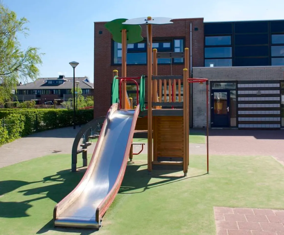 Buitenruimte met speeltoestel van BSO Woerden De Vliegende Koffer bij kinderopvang Kind&co ludens