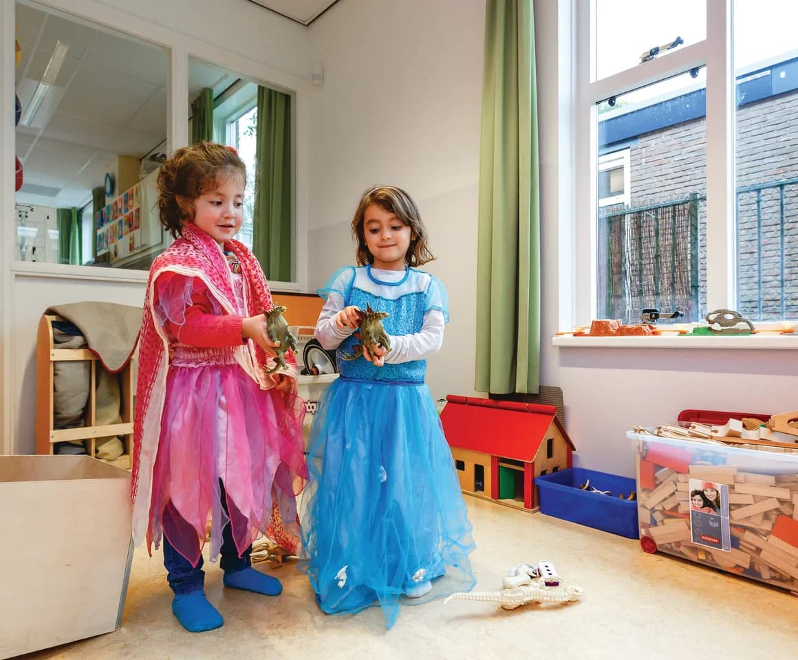 Kinderen van de BSO verkleden zich samen als prinses bij kinderopvang Kind&co ludens