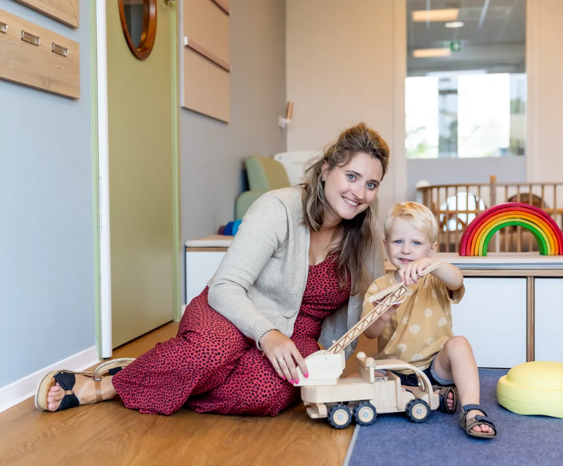 Kinderen spelen samen met pedagogisch medewerker bij kinderopvang Kind&co ludens