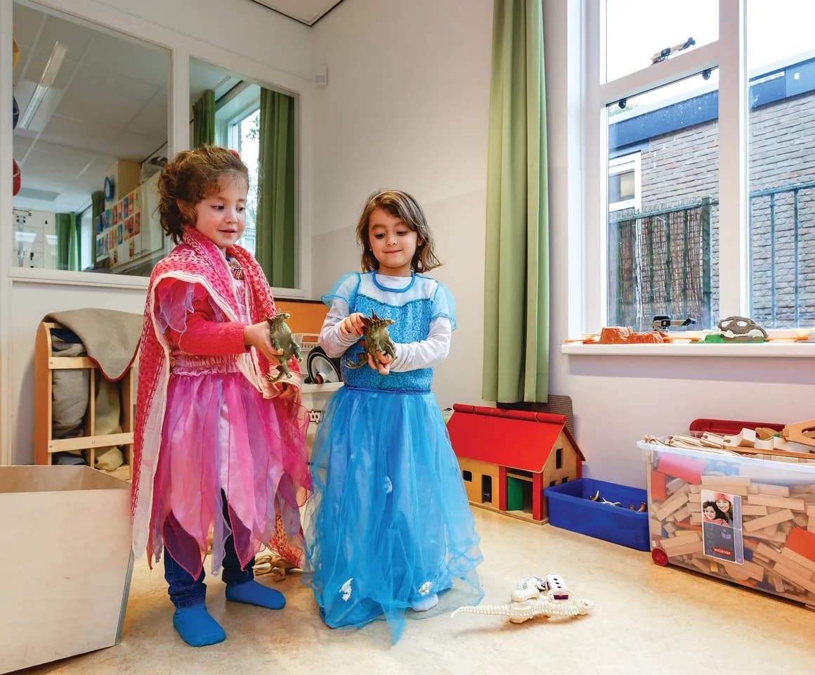 Kinderen van de BSO verkleden zich samen als prinses bij kinderopvang Kind&co ludens