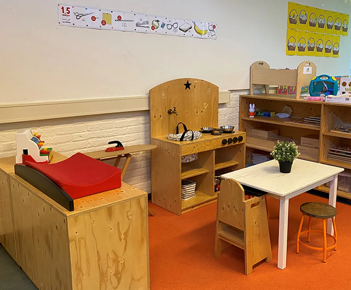 Speelhoek met keukentje en zitje bij Peuteropvang Gouda de Cirkel van kinderopvang Kind&co ludens