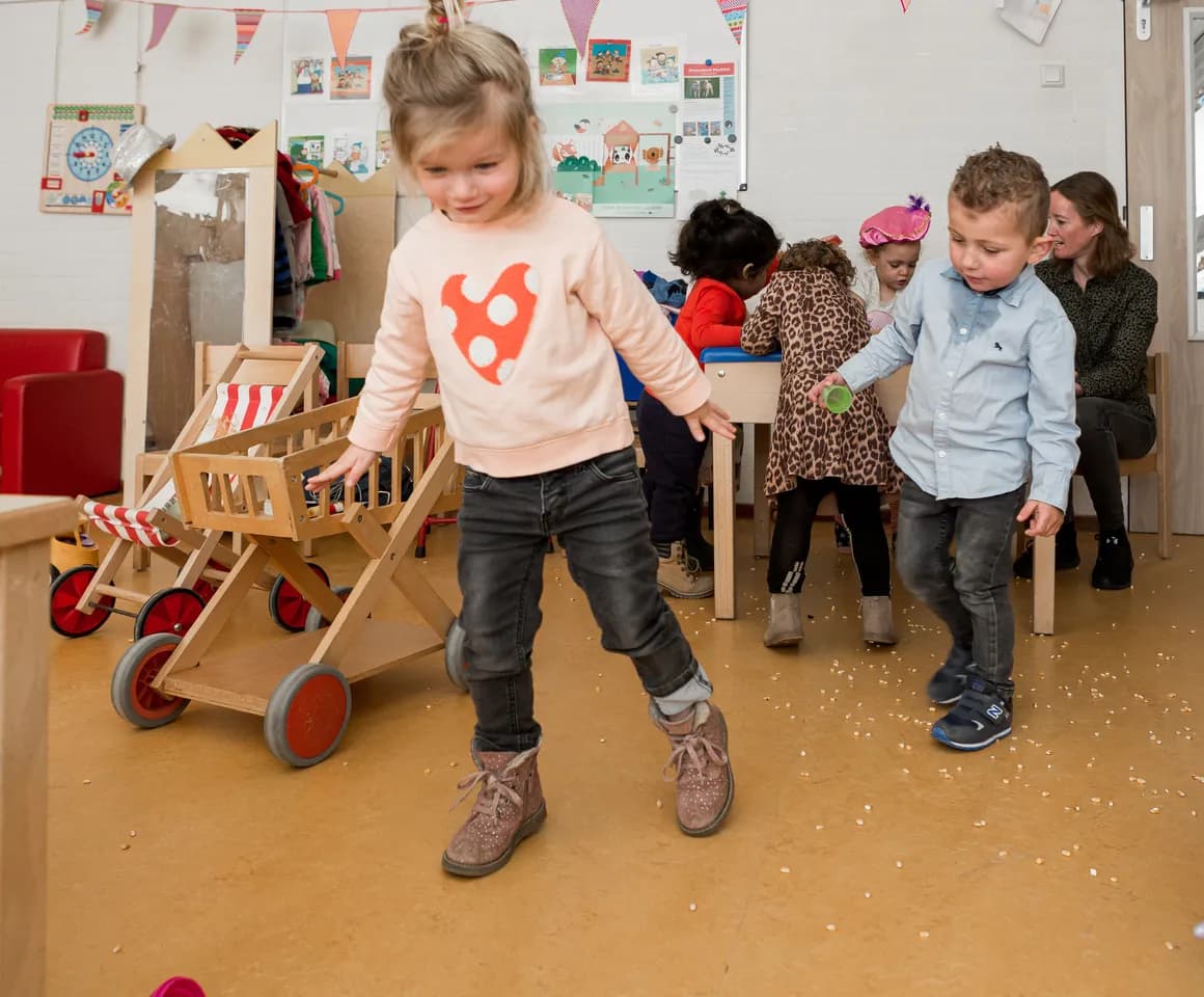 Kinderen van de peutergroep spelen samen met rijst bij kinderopvang Kind&co ludens