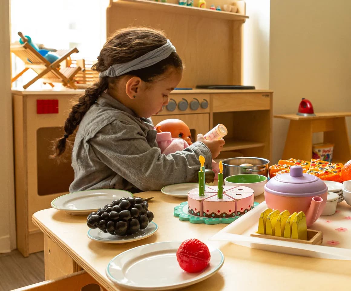 Kinderen van de peuteropvang spelen samen in de huishoek bij kinderopvang Kind&co ludens