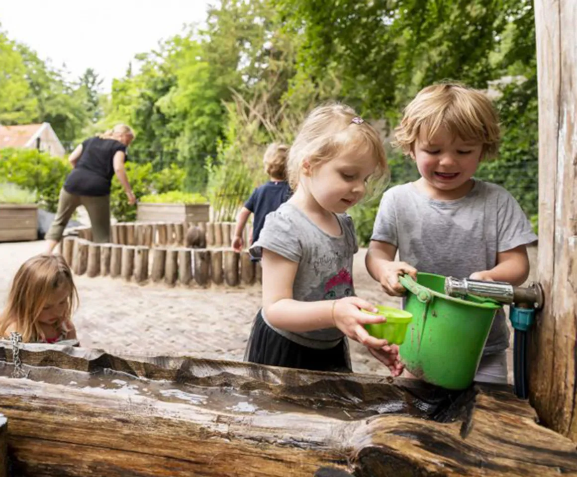 Kinderen spelen in de zandbak bij Peuteropvang van Dijck Bilthoven van kinderopvang Kind&co ludens