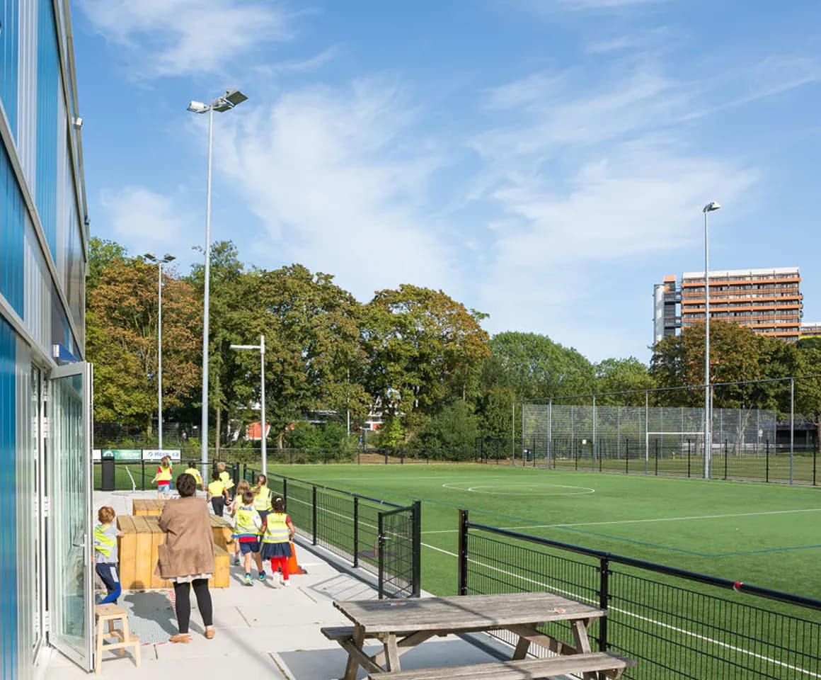 De buitenruimte en sportvelden van buitenschoolse opvang Synergo, Kind&co ludens