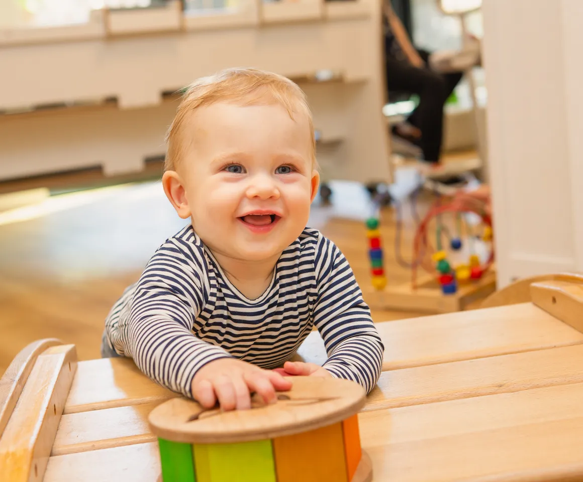 Kind klimt op speeltoestel bij kinderopvang Kind&co ludens
