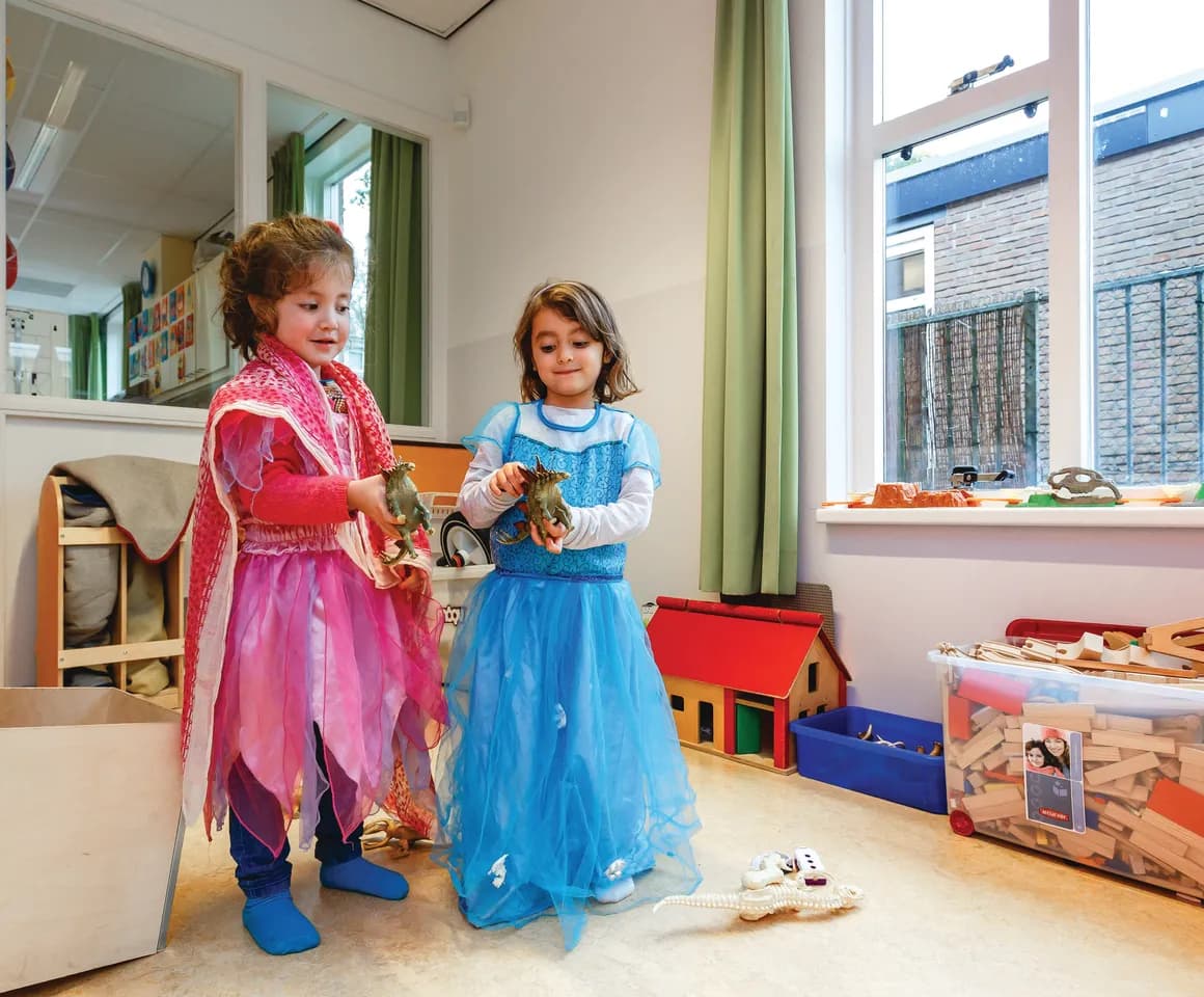 Kinderen van de BSO verkleden zich samen als prinses bij kinderopvang Kind&co ludens