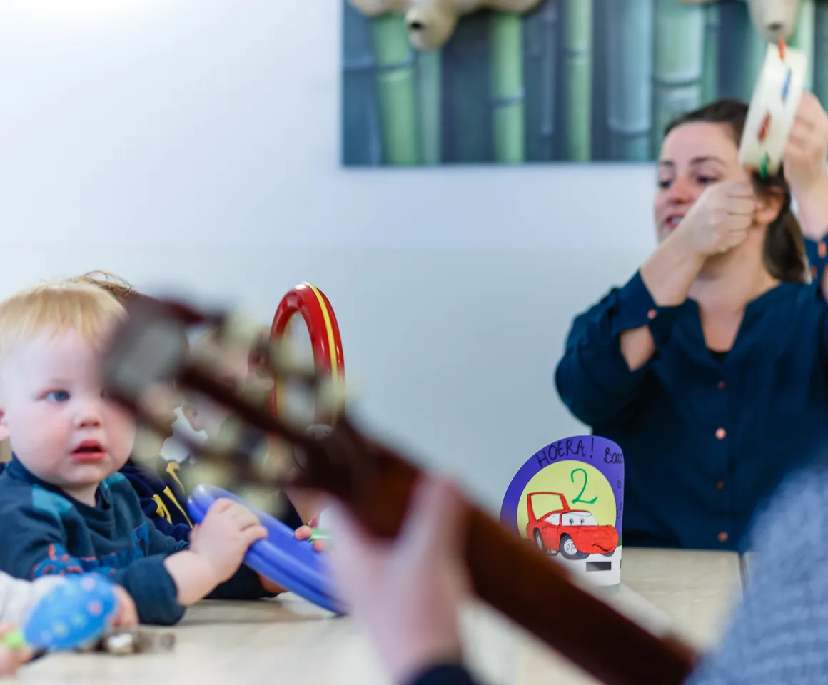 Kinderen maken muziek bij kinderdagverblijf Harlekijn, kinderopvang Kind&co ludens