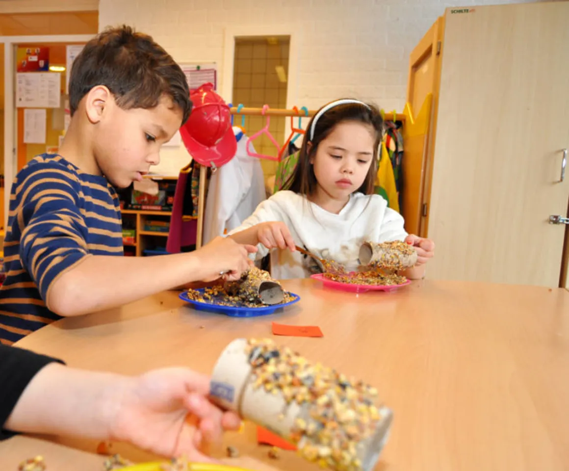 Kinderen aan het knutselen bij BSO Zeist Griffel van kinderopvang Kind&co ludens