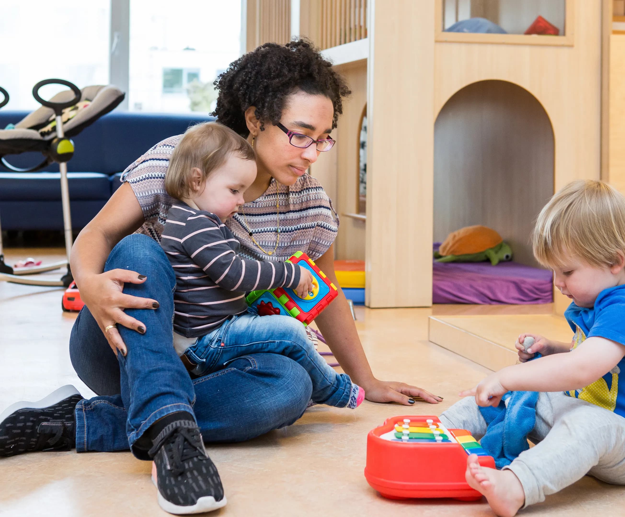 Kinderen spelen samen onder begeleiding van een pedagogisch medewerker bij kinderopvang Kind&co ludens