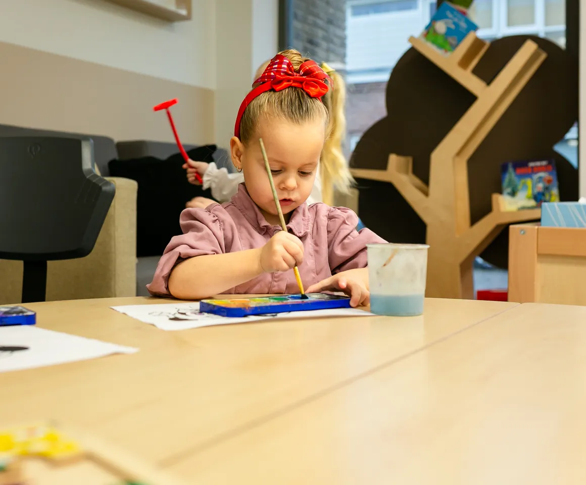 Kind bij de peutergroep is aan het schilderen bij kinderopvang Kind&co ludens