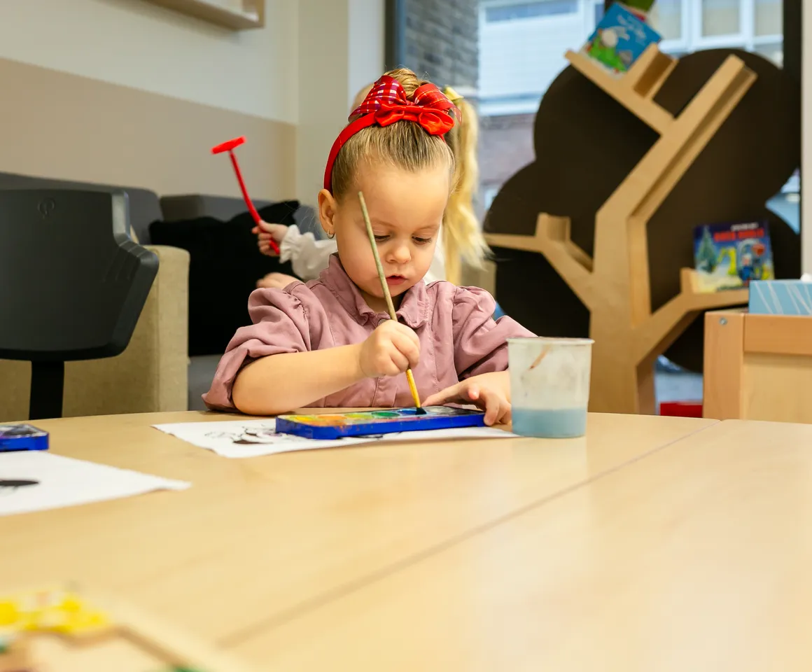 Kind bij de peutergroep is aan het schilderen bij kinderopvang Kind&co ludens