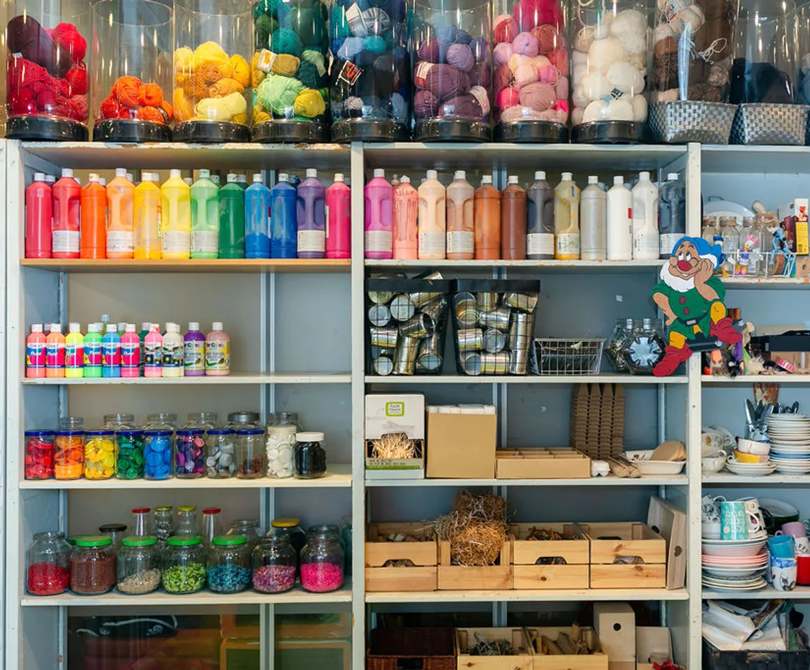 De knutselkast met potten verf, blikjes en ander materiaal bij buitenschoolse opvang Odin, Kind&co Ludens
