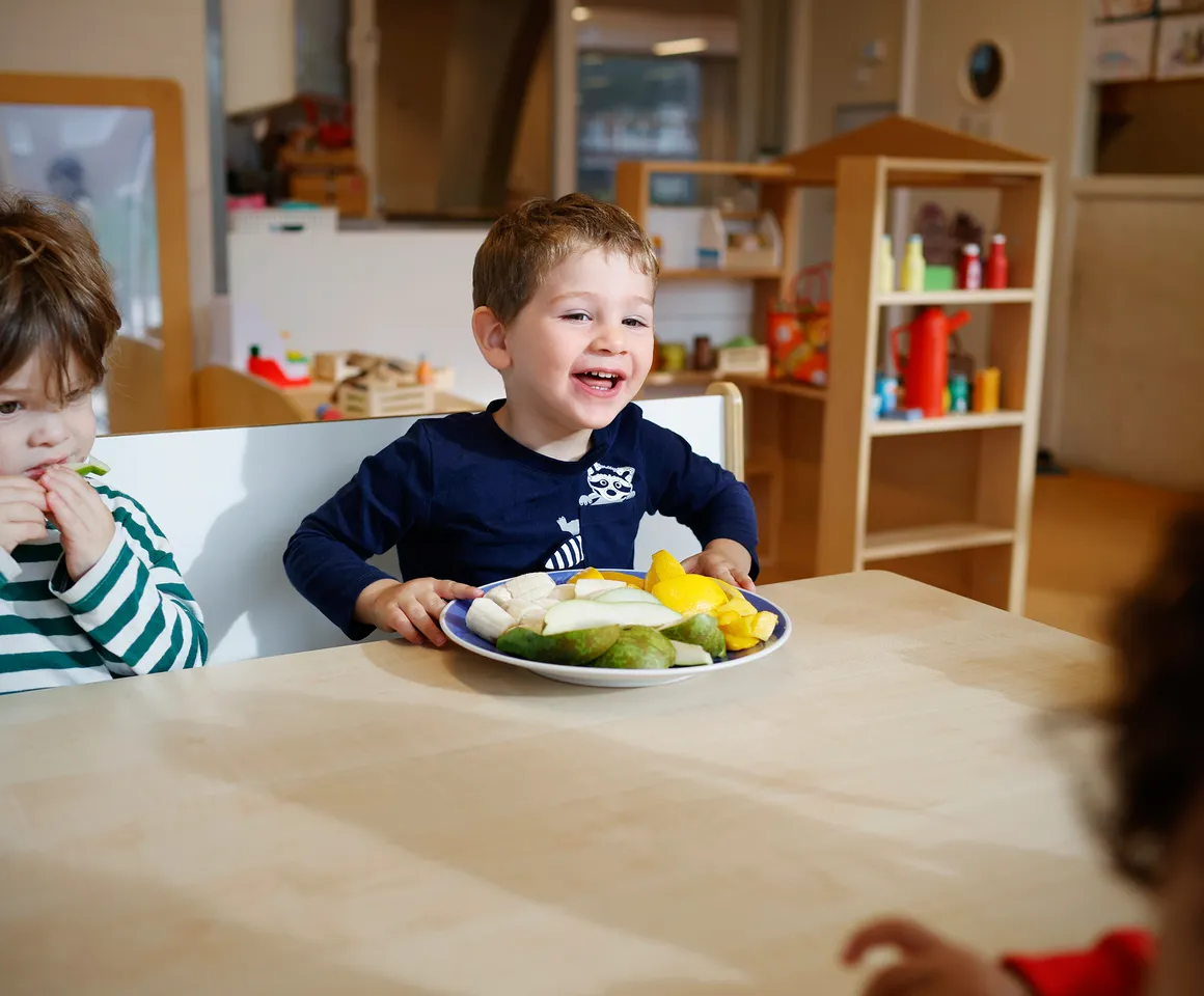 Kinderen gaan samen eten bij kinderopvang Kind&co ludens