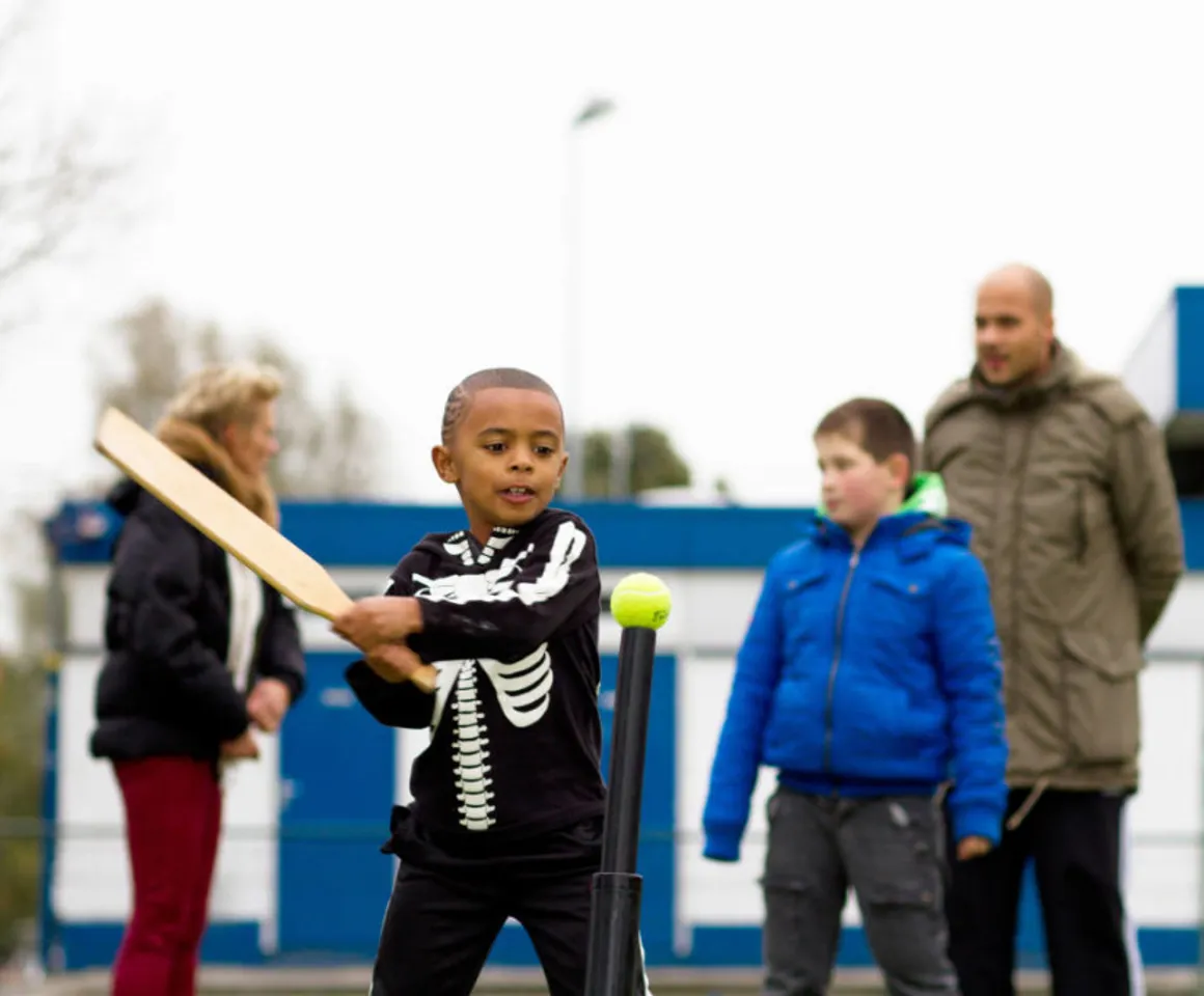 Kinderen spelen Honkbal bij de BSO Odijk Buitenspel, van kinderopvang Kind&co ludens