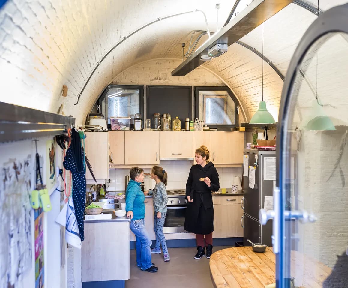 Gezellig samen in de keuken bij BSO Utrecht het Fort van kinderopvang Kind&co ludens