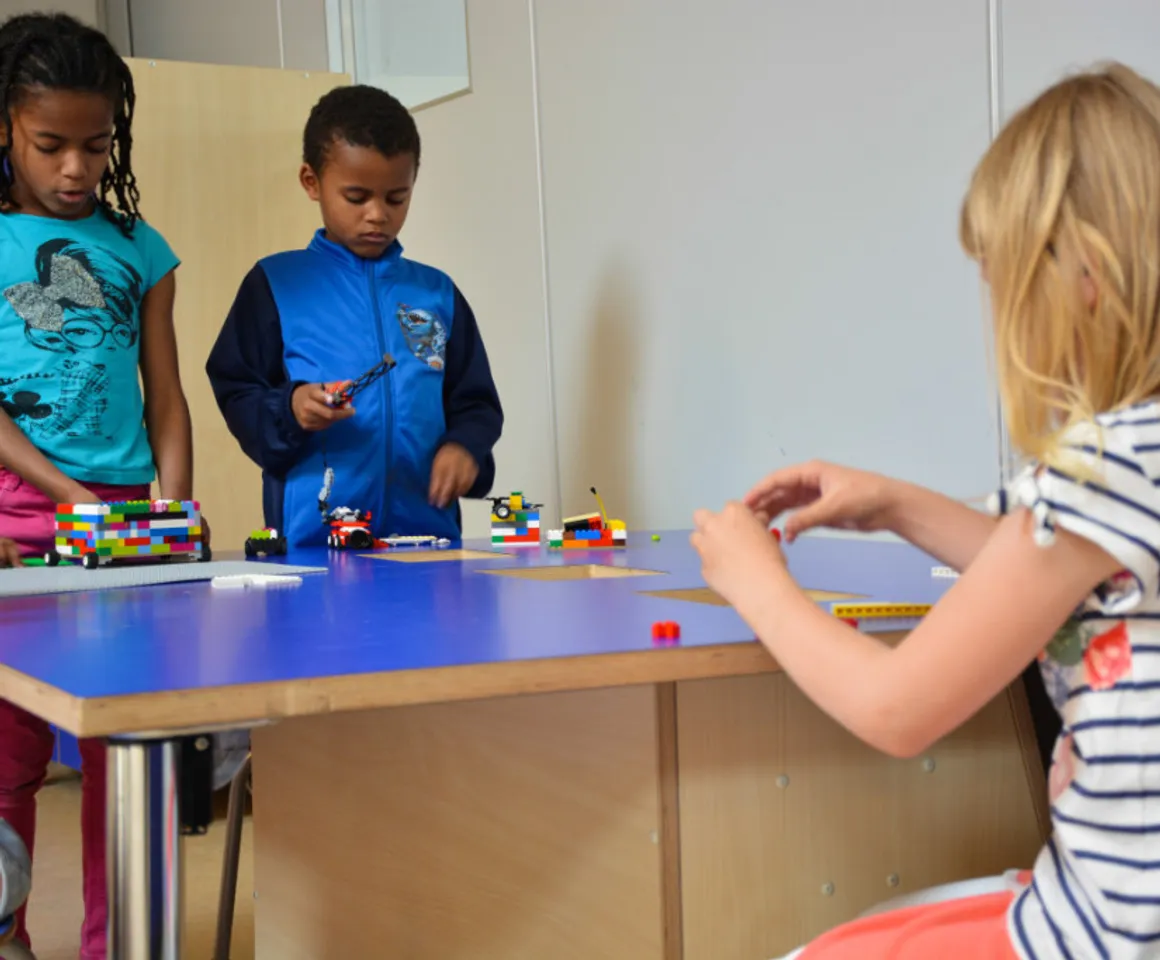 Kinderen bouwen met lego bij buitenschoolse opvang fontein van kinderopvang Kind&co Ludens