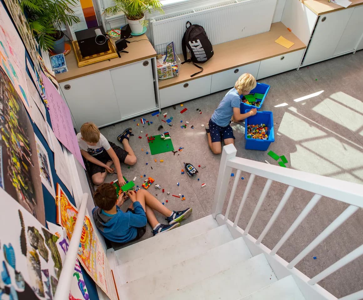 Kinderen spelen onder aan de trap bij BSO Utrecht Koekoek van kinderopvang Kind&co ludens