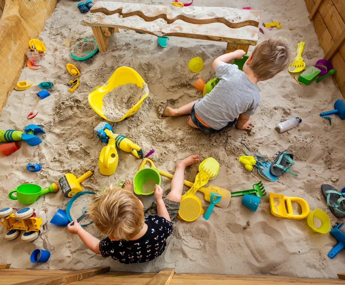 Kinderen spelen in de zandbak bij kinderdagverblijf Het Palet, kinderopvang Kind&co ludens