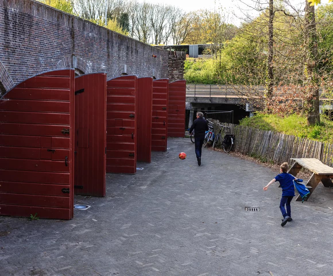 Buitenruimte bij BSO Utrecht Fort Kakola van kinderopvang Kind&co ludens
