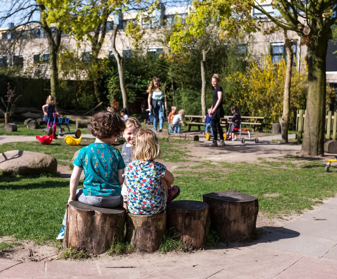 Kinderen spelen samen gezellig buiten bij kinderopvang Kind&co ludens