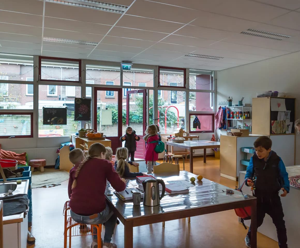 Groepsruimte met kinderen en pedagogisch medewerker bij BSO Utrecht Billiton van kinderopvang Kind&co ludens